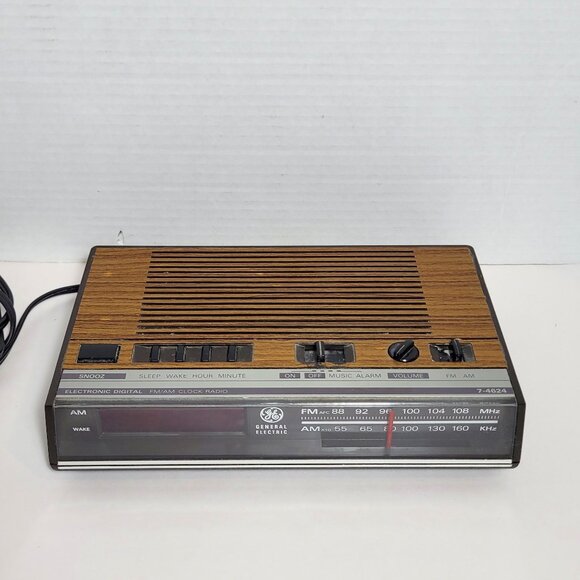 Vintage GE General Electric Alarm Clock Radio Brown Woodgrain AM/FM 7-4624 - Picture 3 of 11